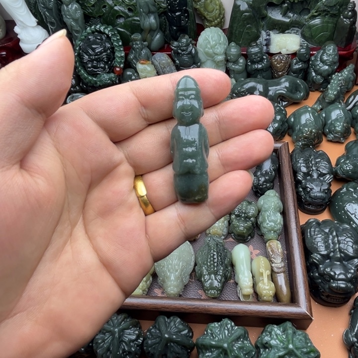 和田玉未镶嵌把件