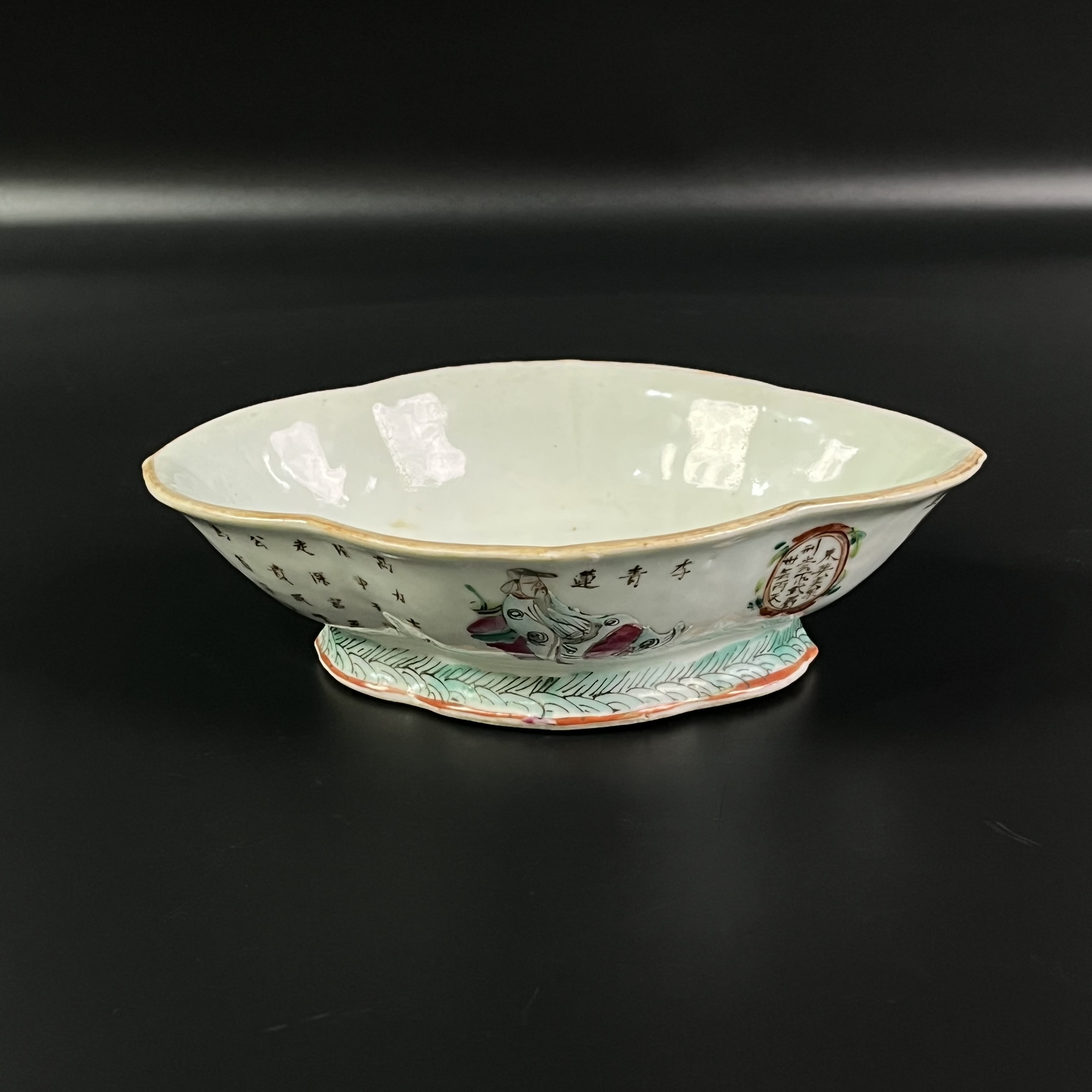 Lot.26040347清同治粉彩无双谱高足海棠碗 长：约21.3cm宽约15.5cm