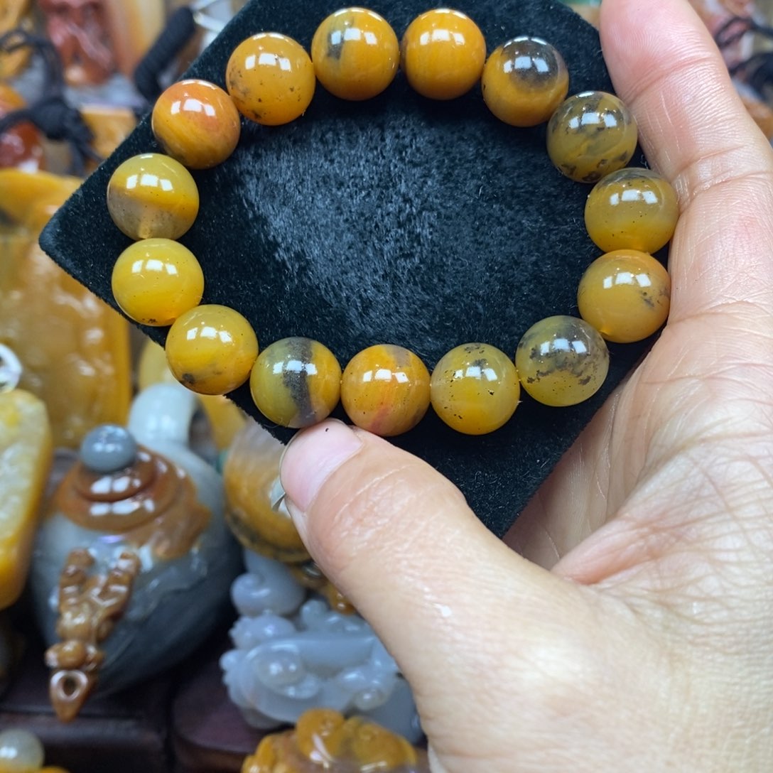 未镶嵌石英质玉（黄龙玉）颈饰