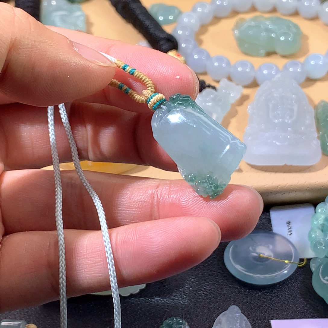 颈饰未镶嵌翡翠挂件