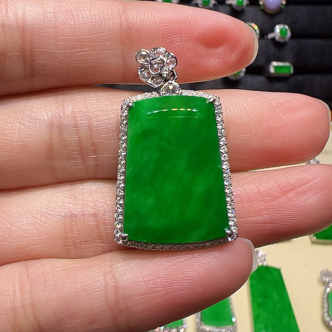 翡翠颈饰18K金镶嵌吊坠