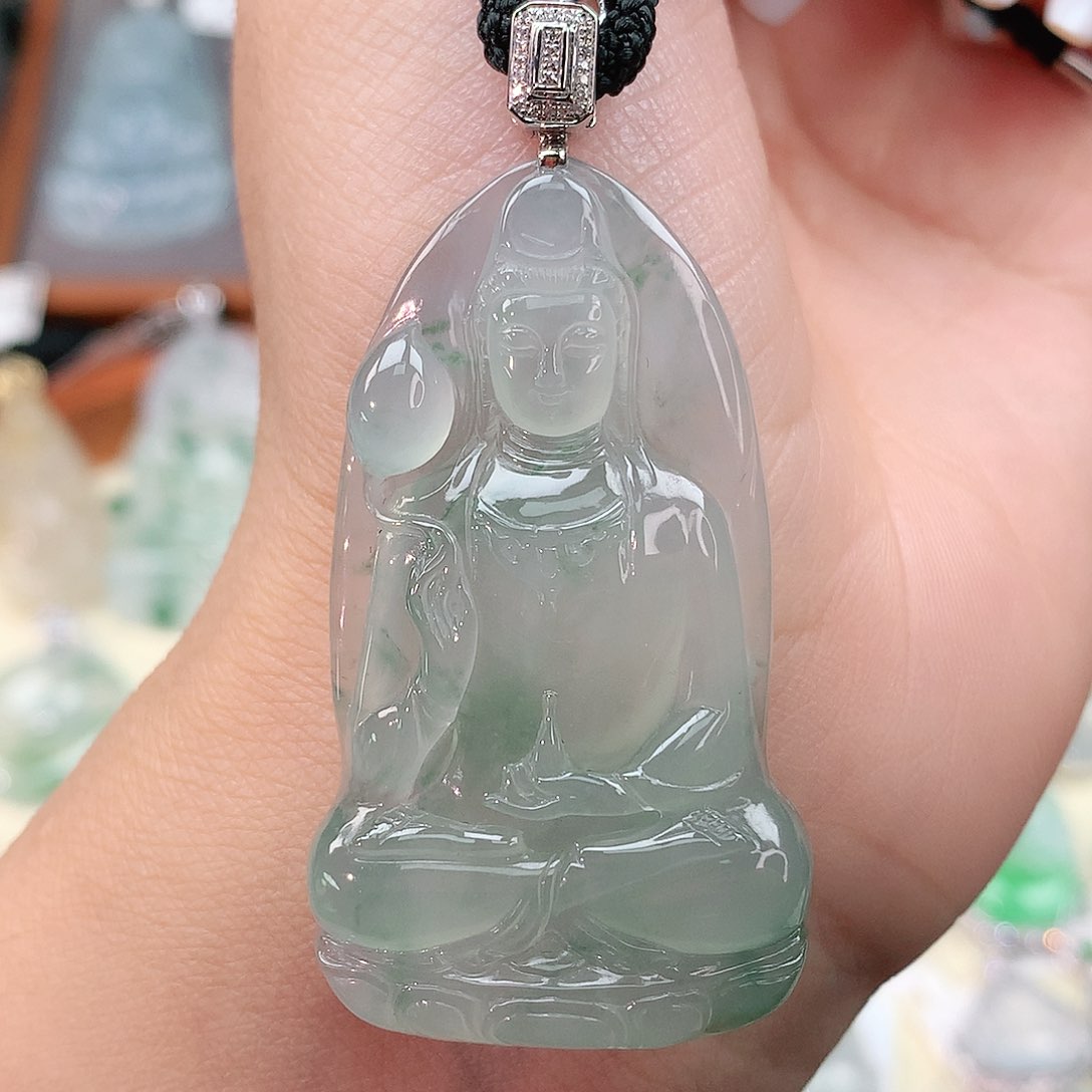 颈饰18K金镶嵌翡翠观音