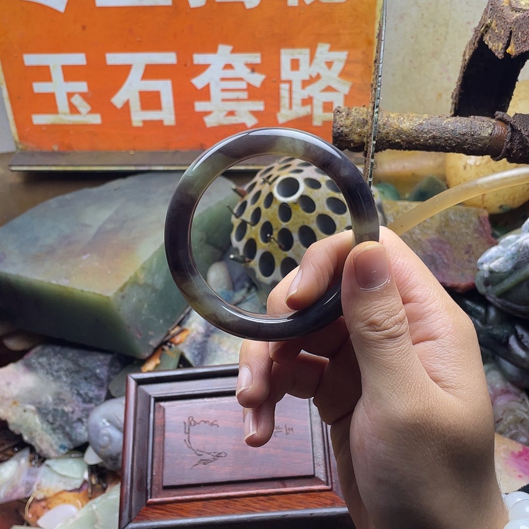 刀***马和田玉未镶嵌颈饰