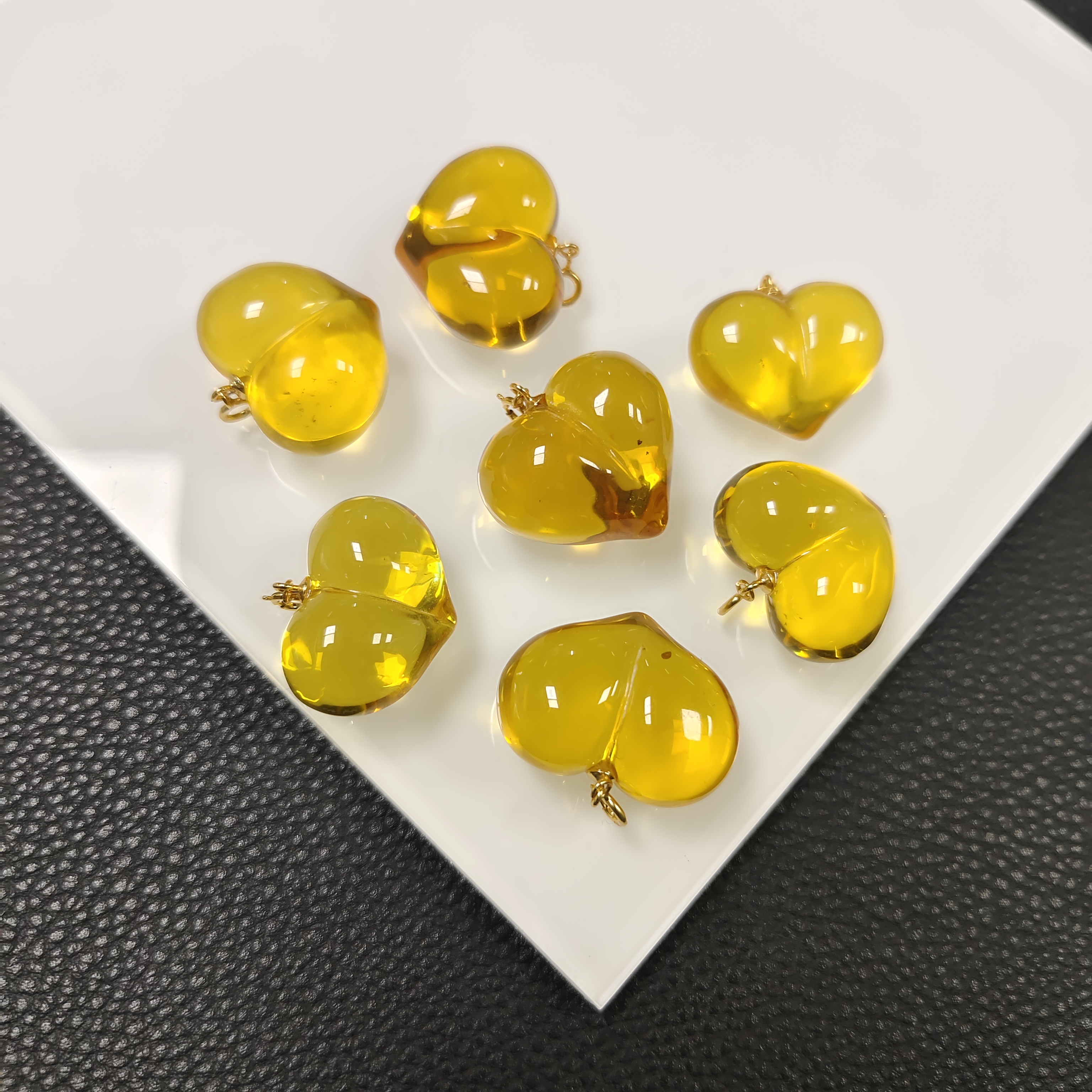 「戴琴珠宝」DQ959-琥珀蜜蜡爱心银镶Q字扣（多样性发其一）