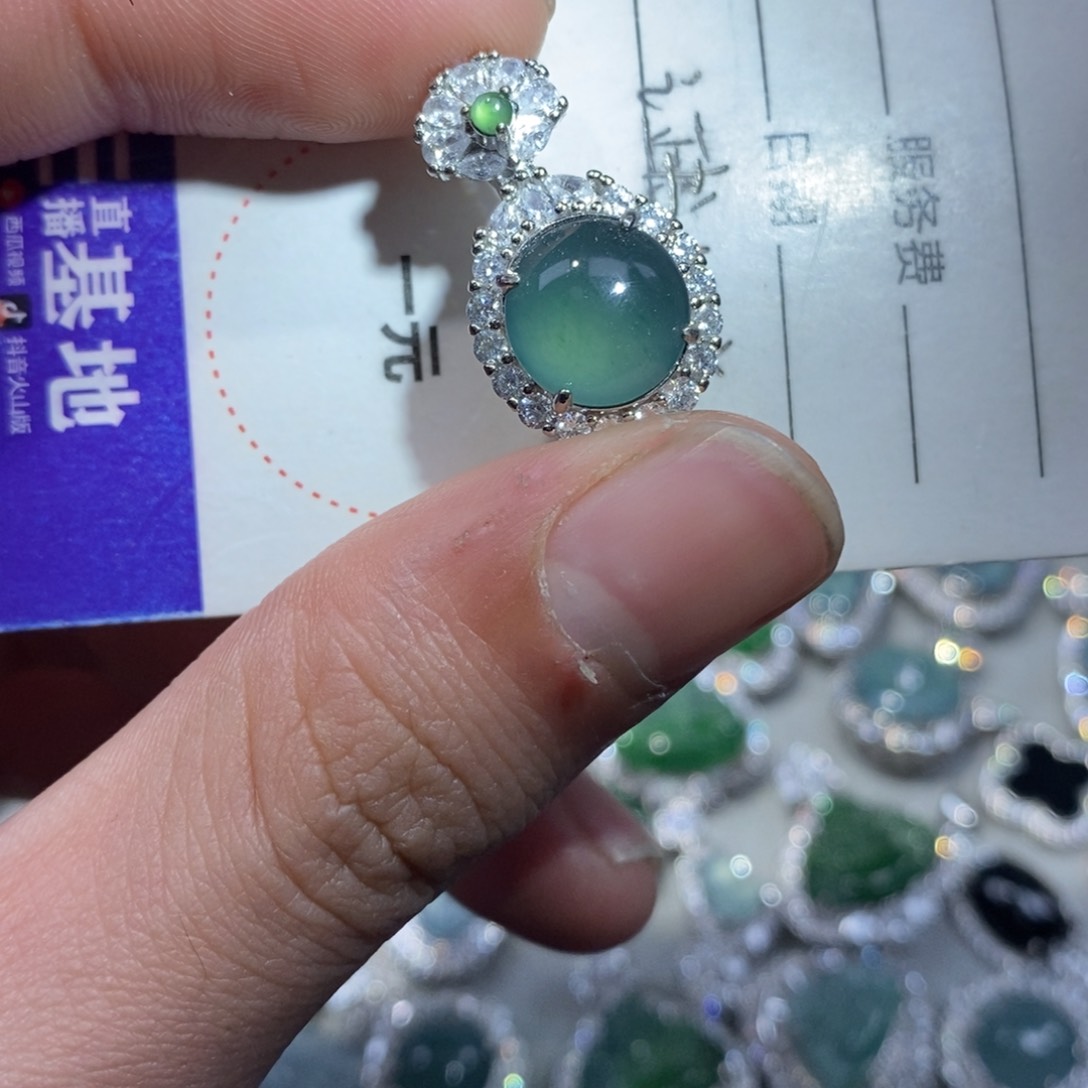 翡翠颈饰未镶嵌翡翠