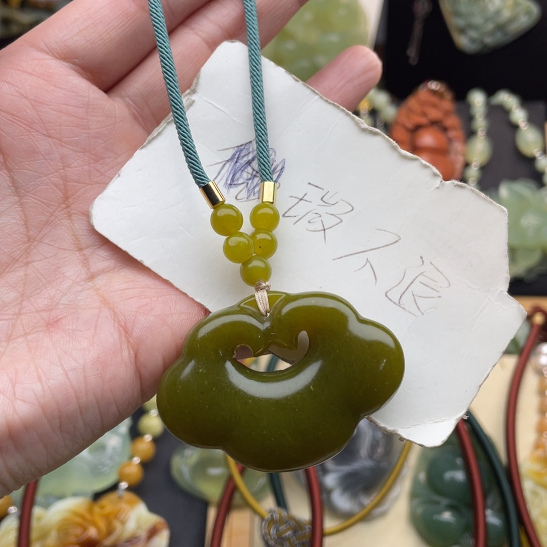 蛇纹石玉颈饰未镶嵌