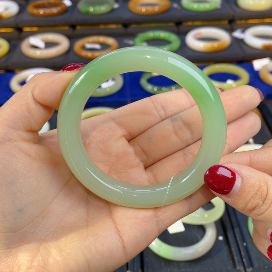 和田玉手镯未镶嵌放****。