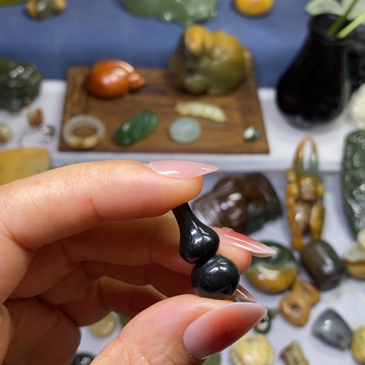 透闪石质玉未镶嵌挂件通孔