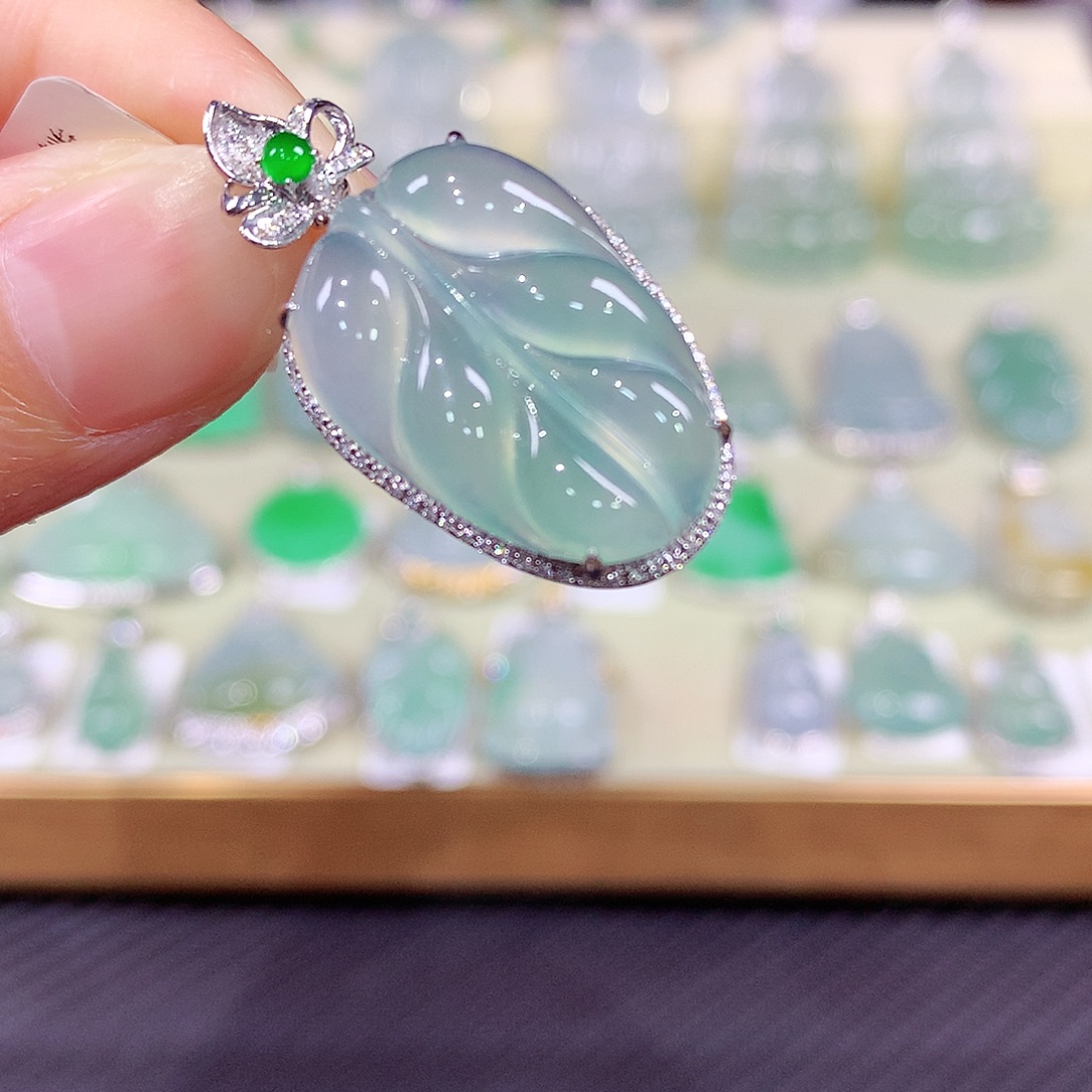 翡翠18K金镶嵌颈饰叶子