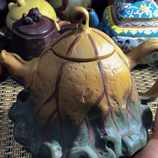紫砂茶壶原矿泥料手工制作的紫砂壶。