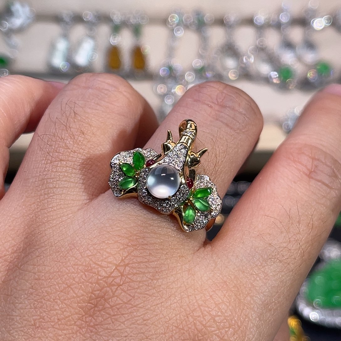 翡翠18K金镶嵌戒指