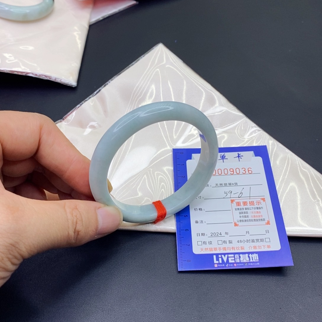 翡翠手镯未镶嵌翡翠