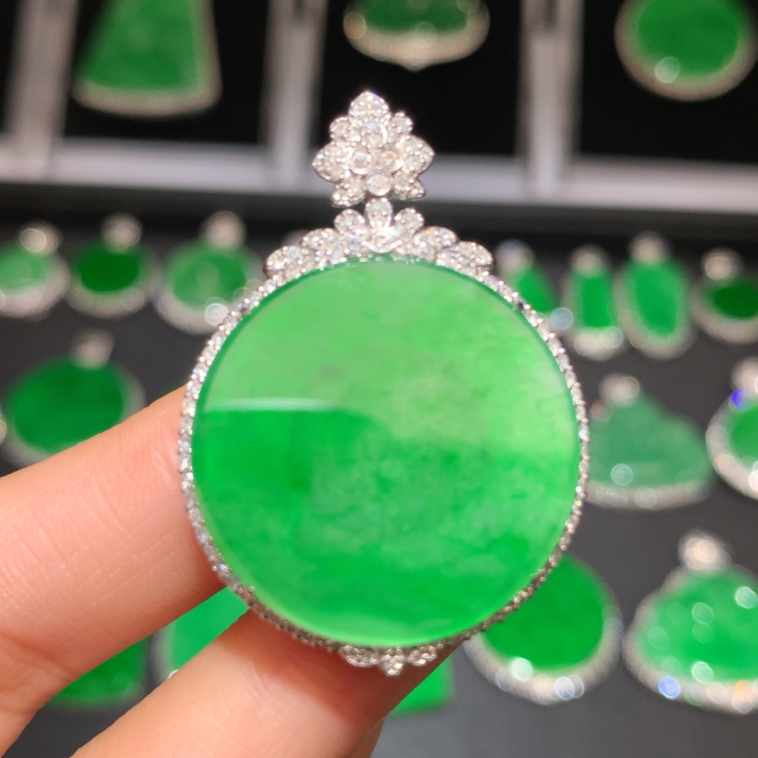 翡翠颈饰18K金镶嵌翡翠