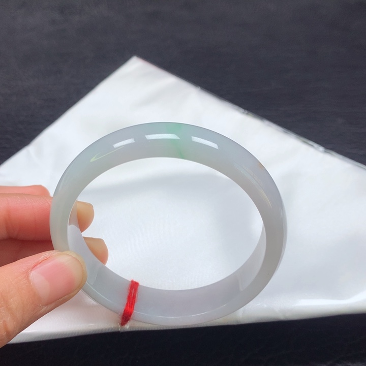 翡翠手镯未镶嵌55圈