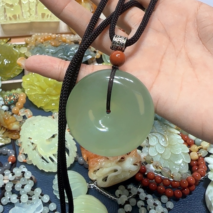 未镶嵌蛇纹石玉吊坠