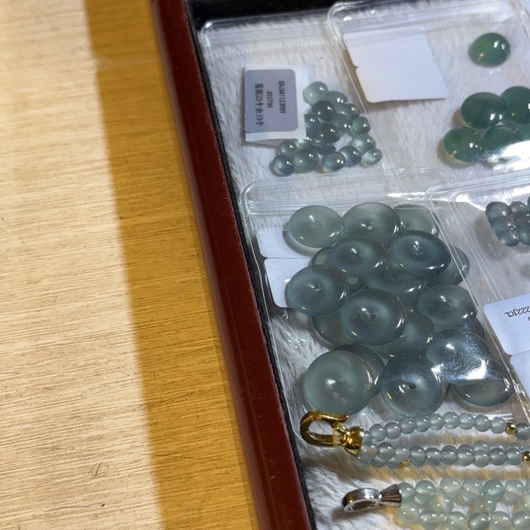 翡翠颈饰未镶嵌爱****猪平安扣