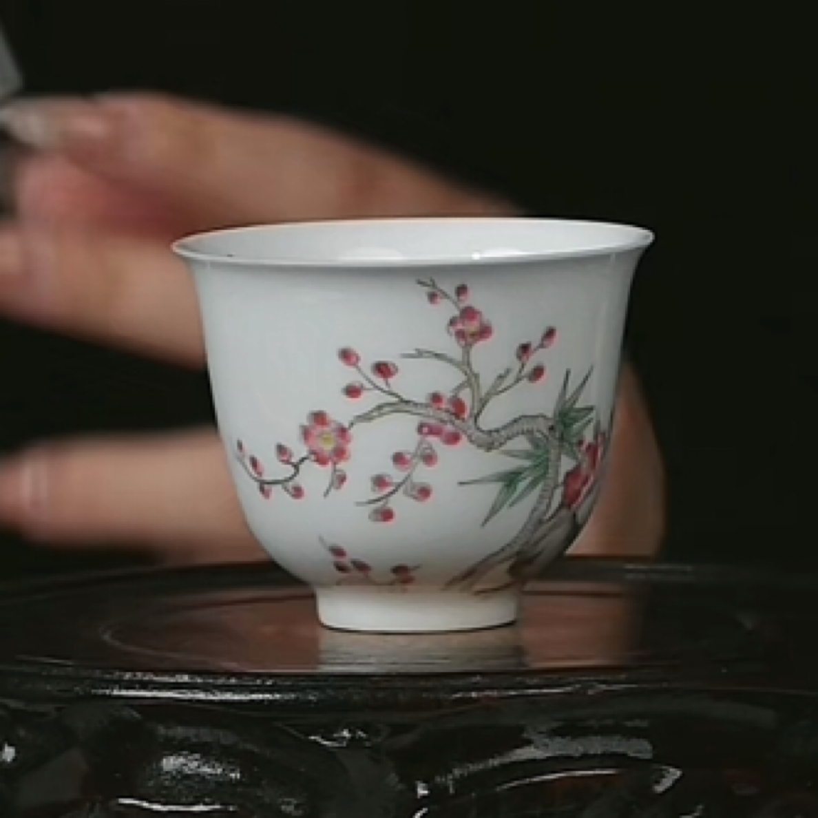 Y粉彩梅花诗题纹杯
