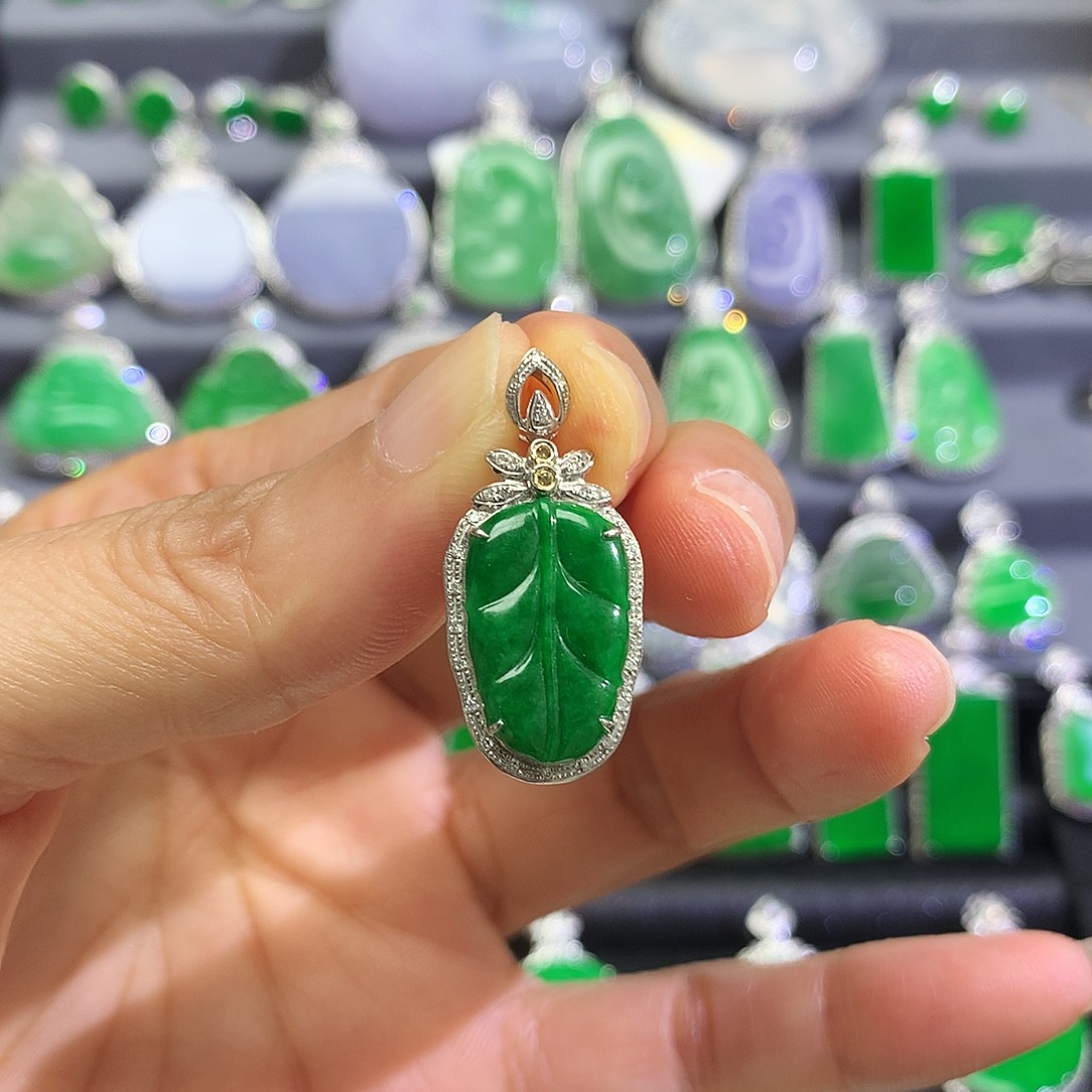 翡翠18K金镶嵌颈饰