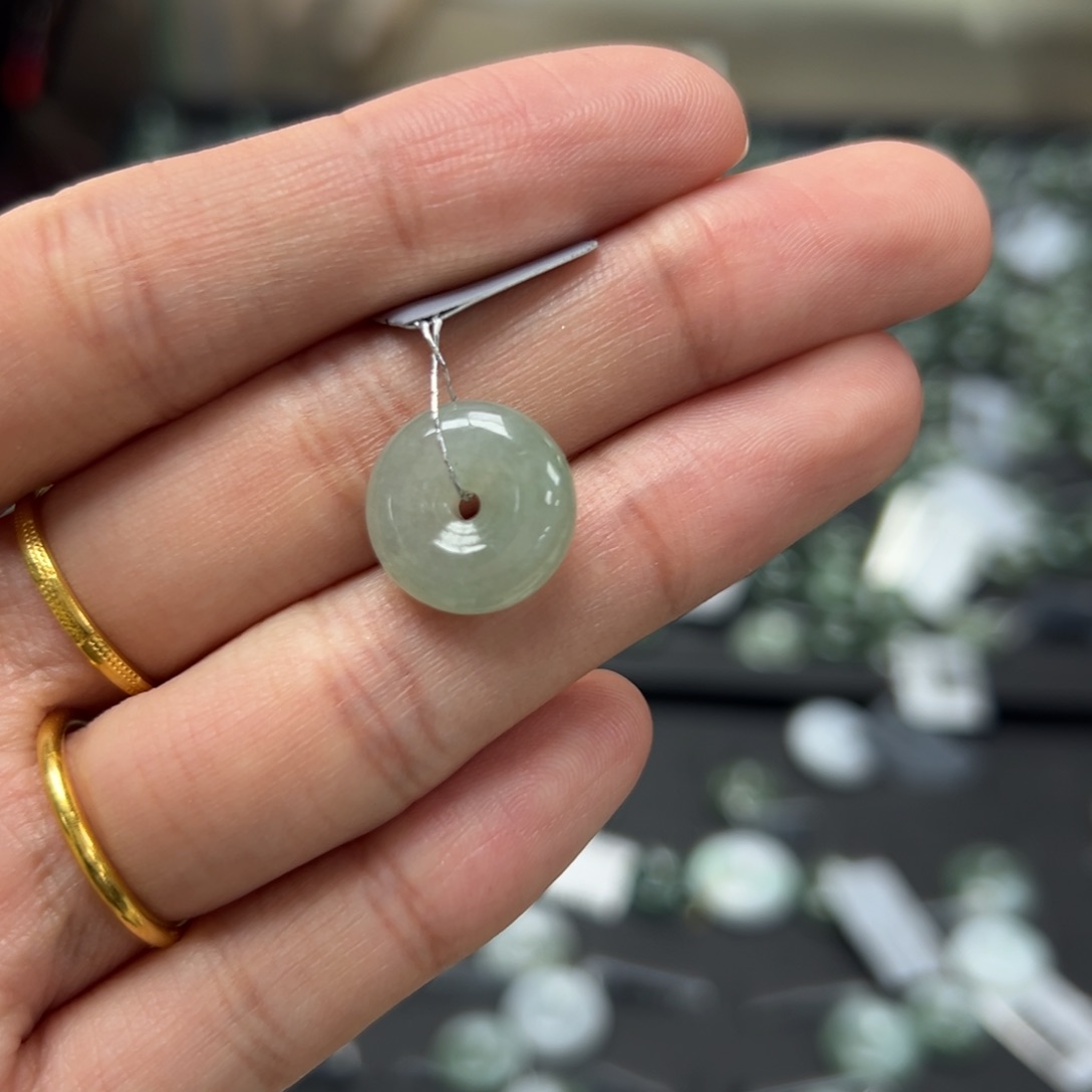 翡翠颈饰未镶嵌平安扣