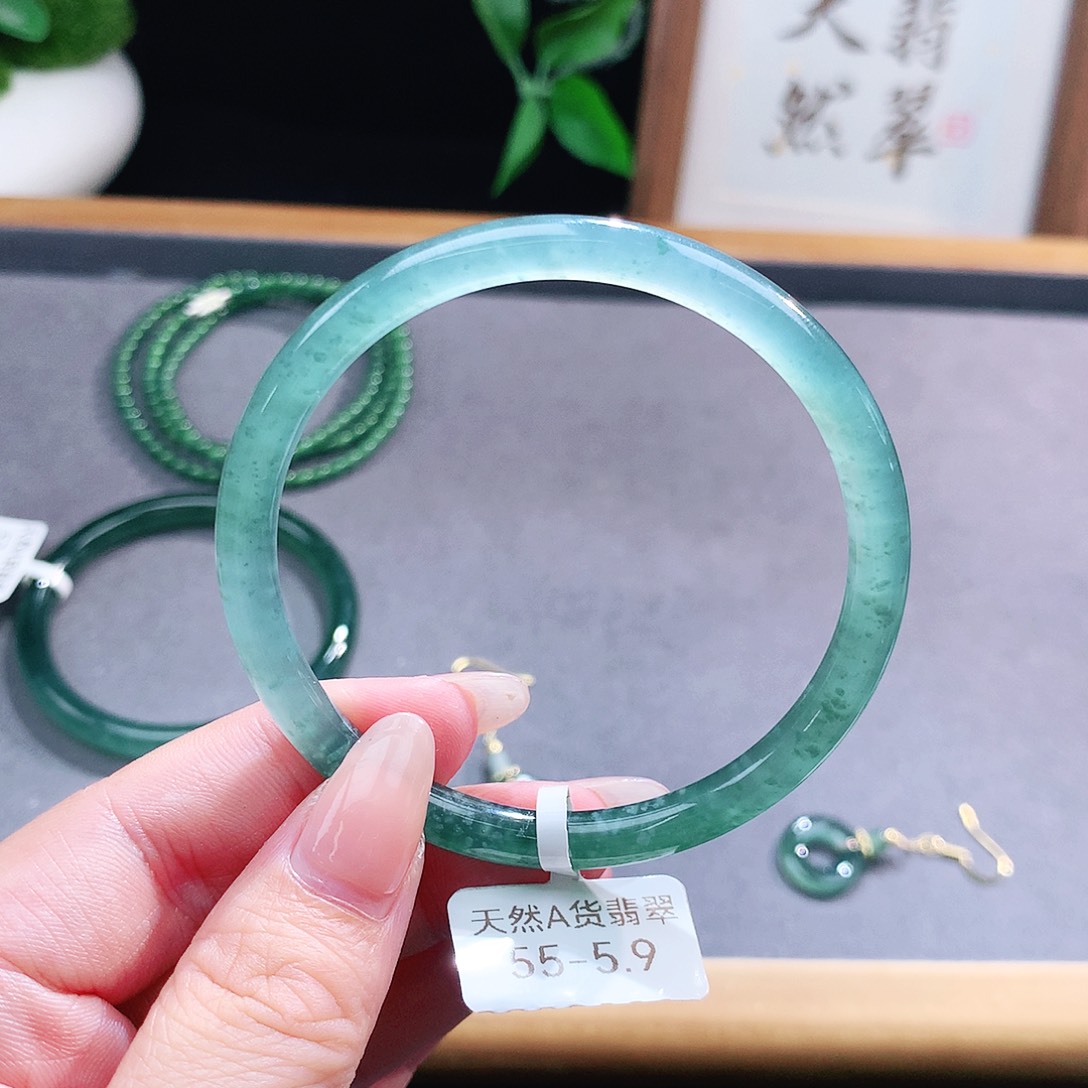 翡翠手镯（圆镯）未镶嵌