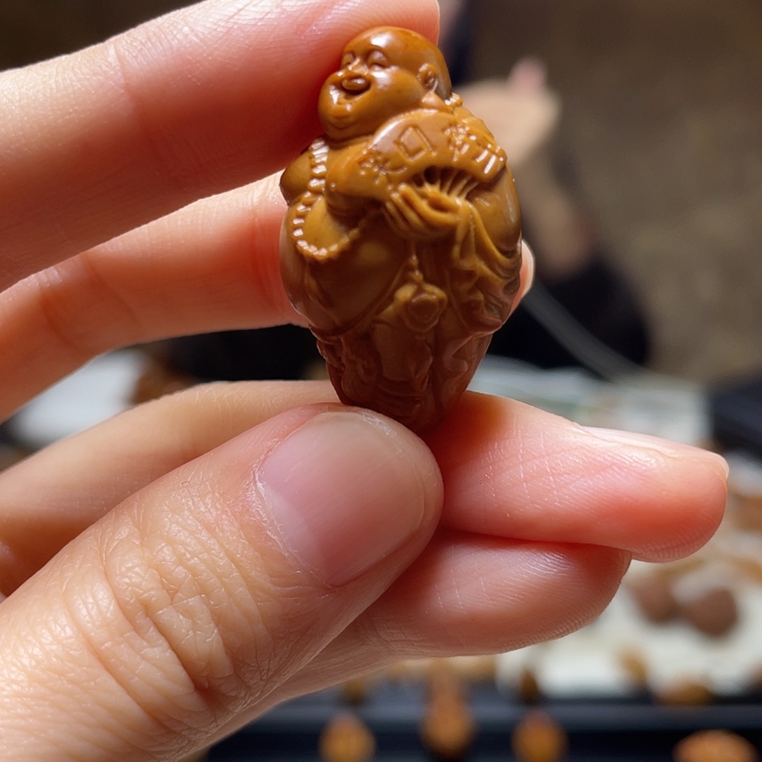 橄榄核吊坠笑口常开