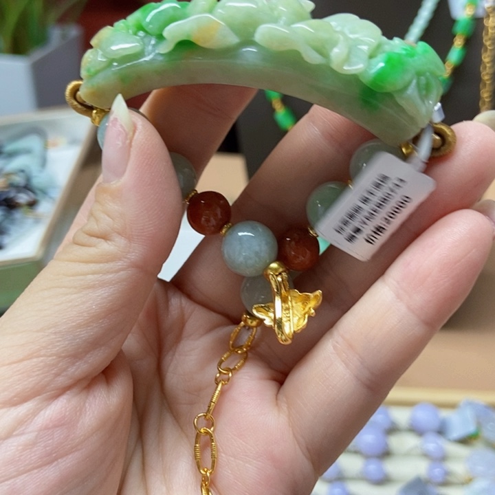 翡翠未镶嵌颈饰手牌