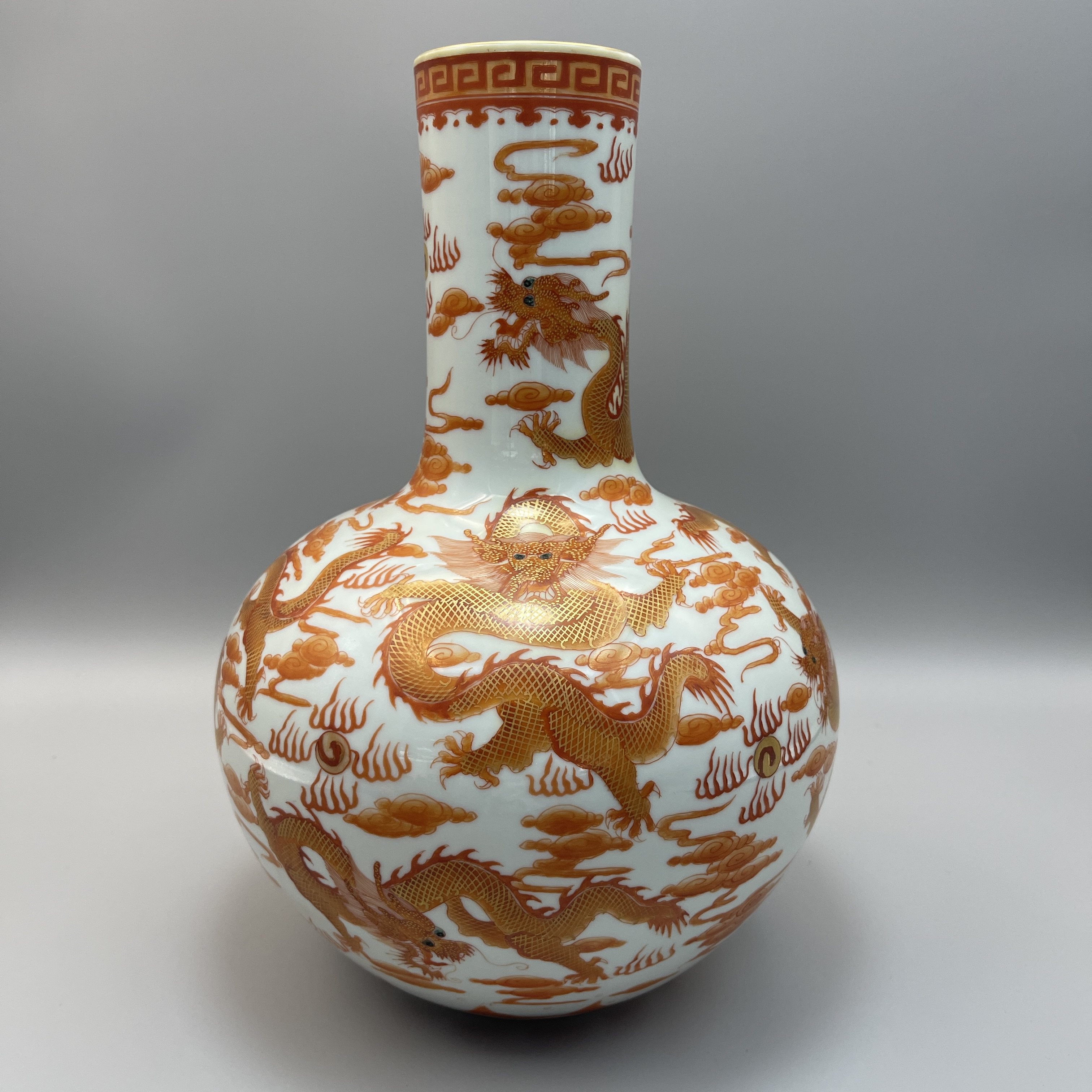 矾红描金龙纹天球瓶H8615