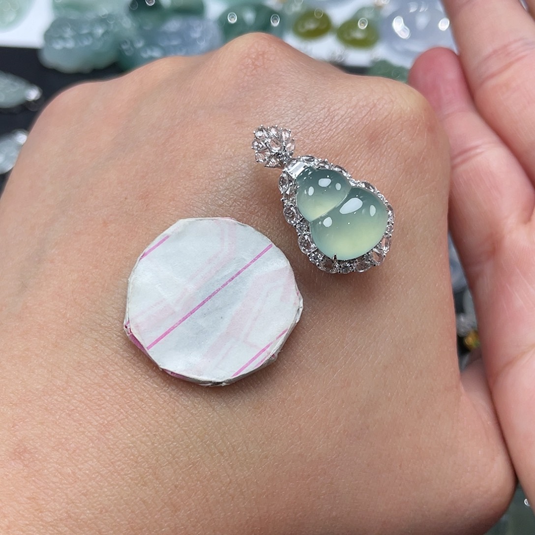 W***e翡翠18K金镶嵌颈饰