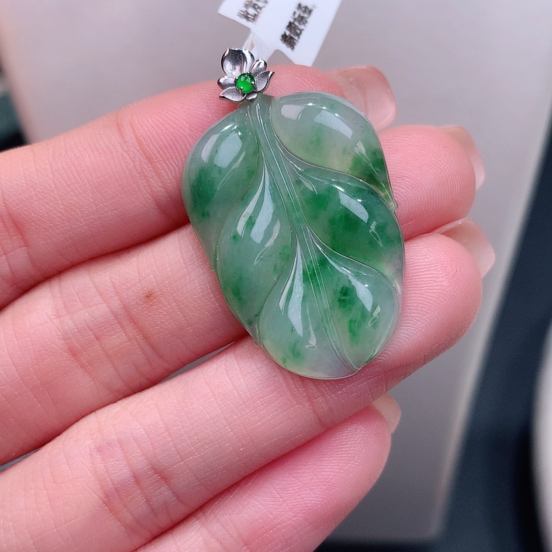颈饰18K金镶嵌翡翠飘绿花叶子