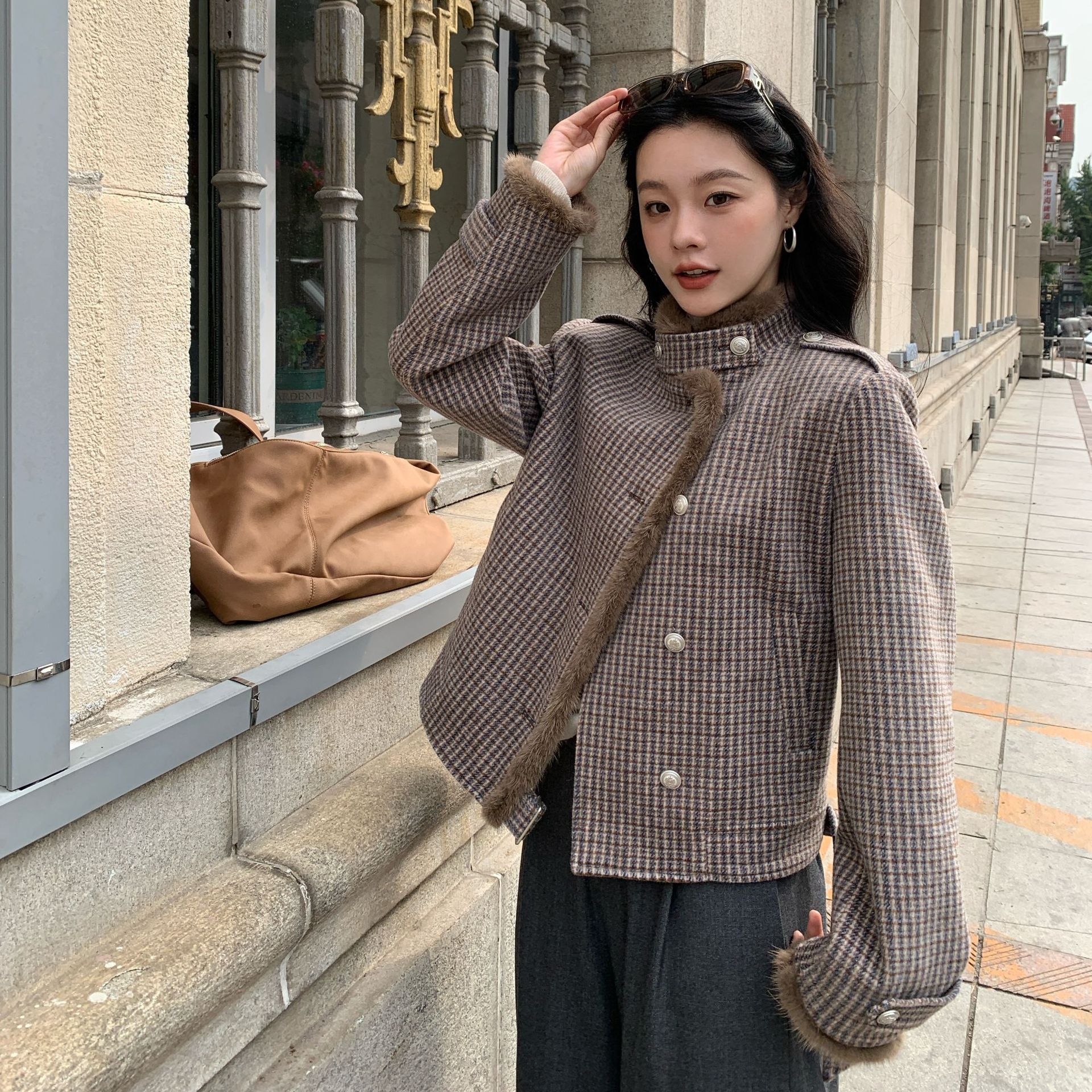 广州十三行25冬美拉德时尚复古格子不对称毛绒女式夹克F7087