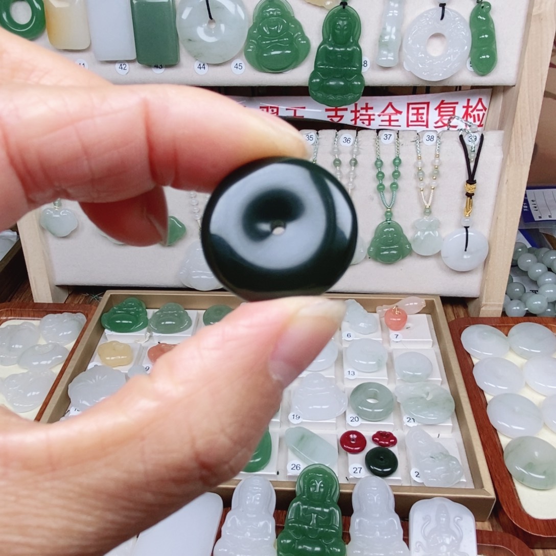 石英质玉（非洲翠）未镶嵌颈饰