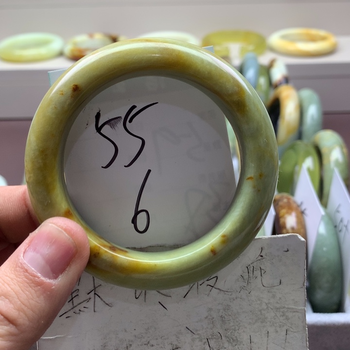 蛇纹石玉手镯未镶嵌