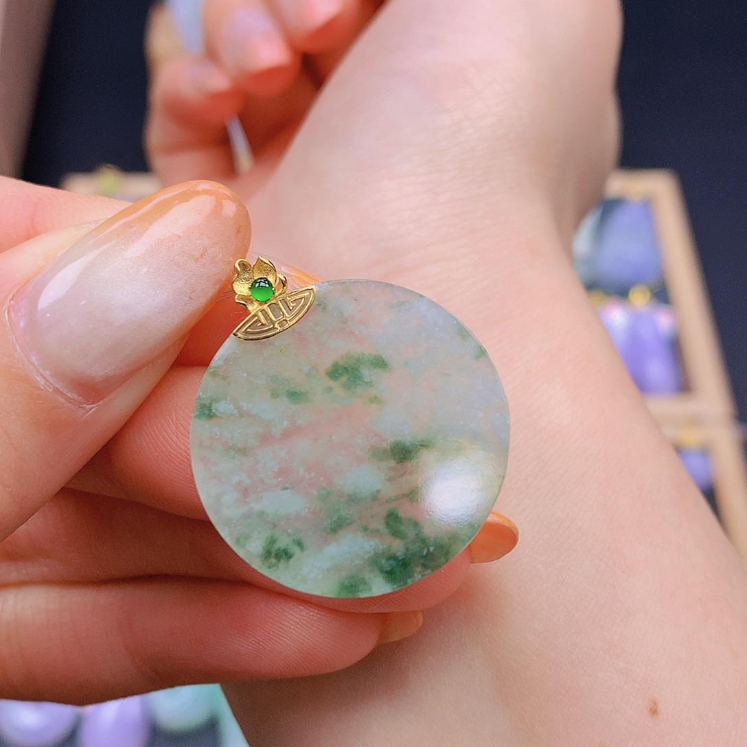 翡翠18K金镶嵌颈饰翡翠