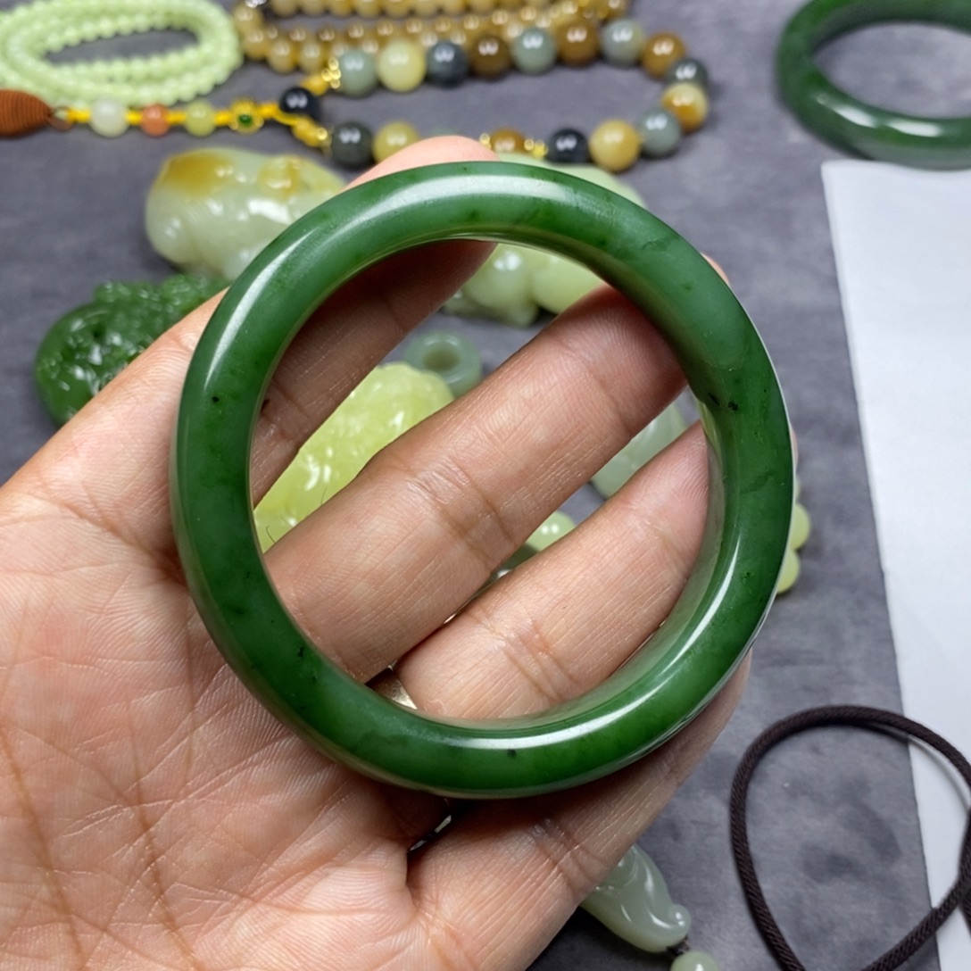 l***n和田玉未镶嵌手镯