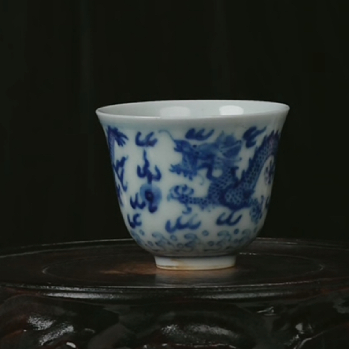 Y青花双龙戏珠纹铃铛杯