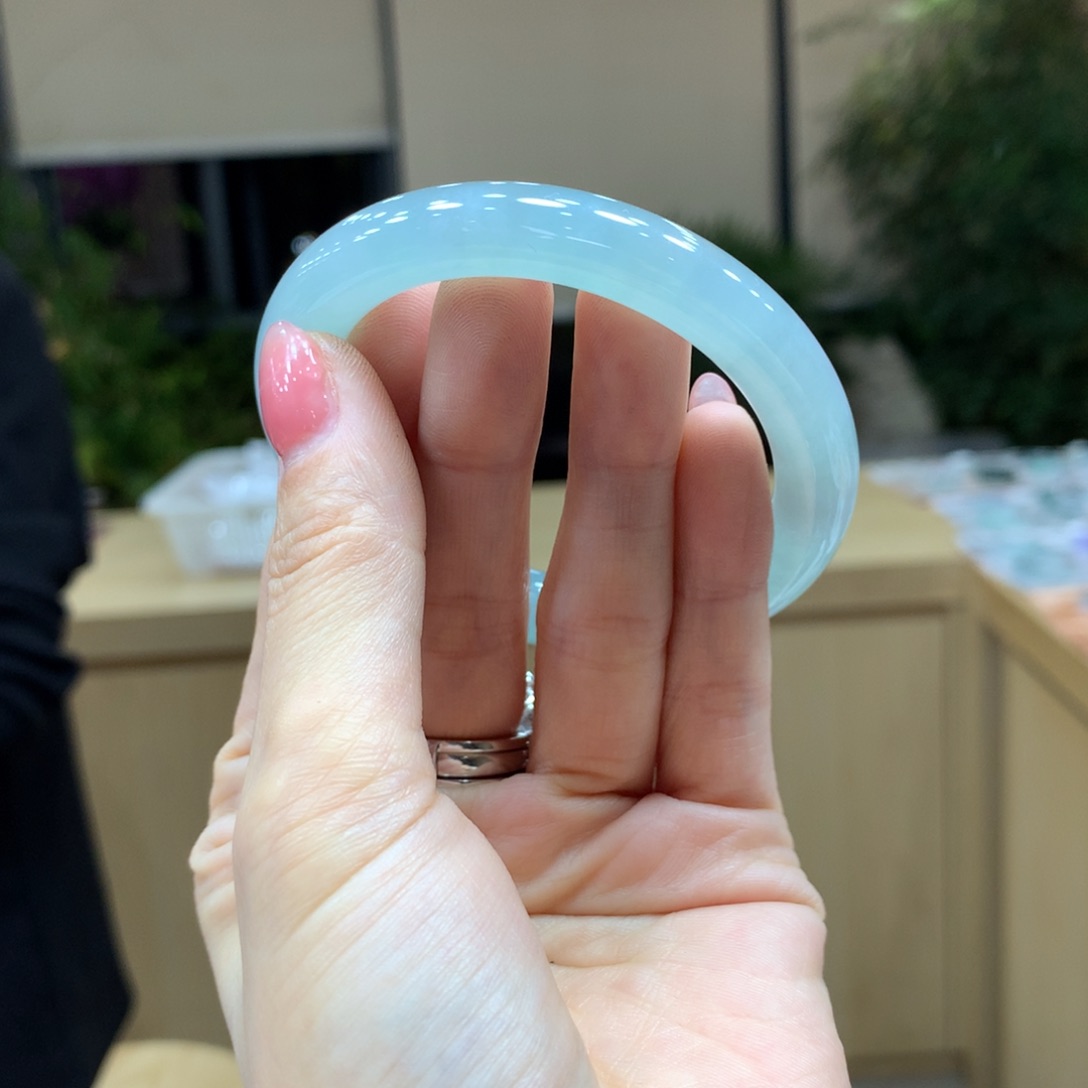 翡翠手镯未镶嵌不退不换