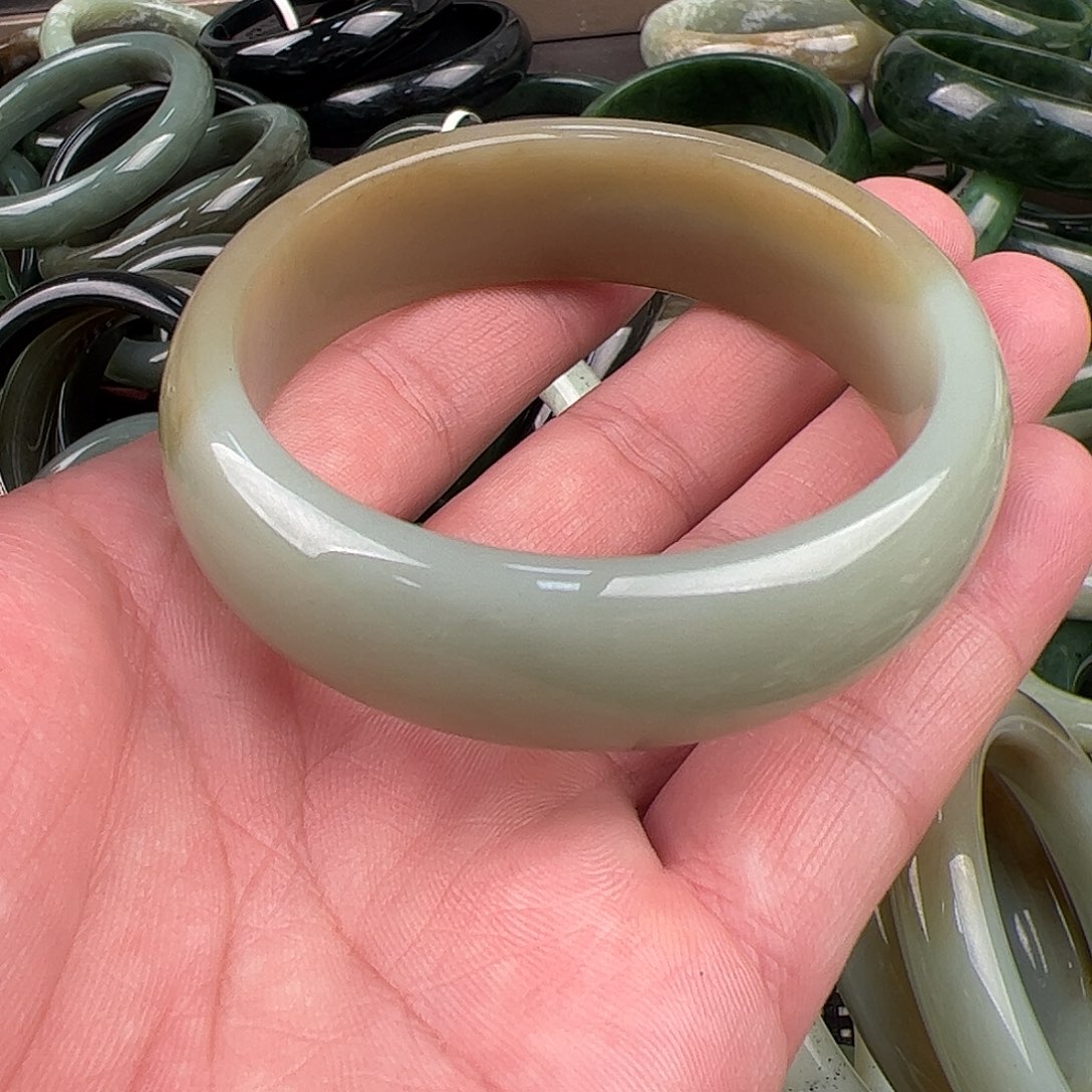 彩***间和田玉未镶嵌手镯