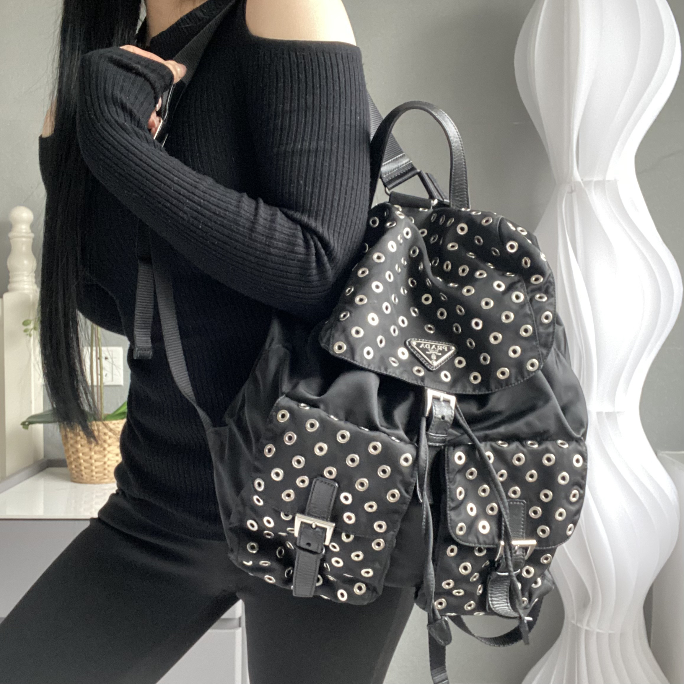 95新 Prada/普拉达 【可】秀款尼龙铆钉双肩包 00 1234