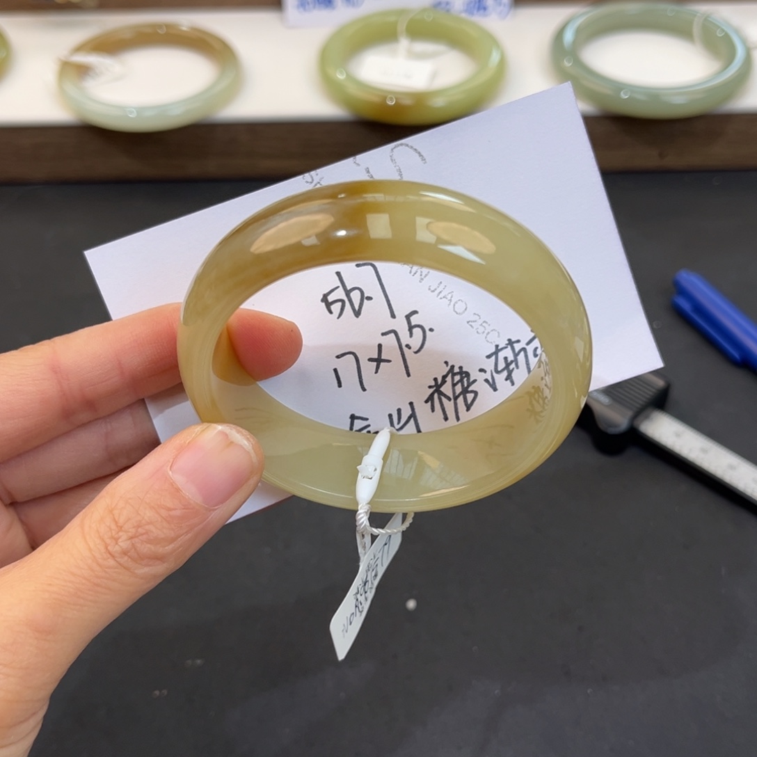 和田玉未镶嵌手镯