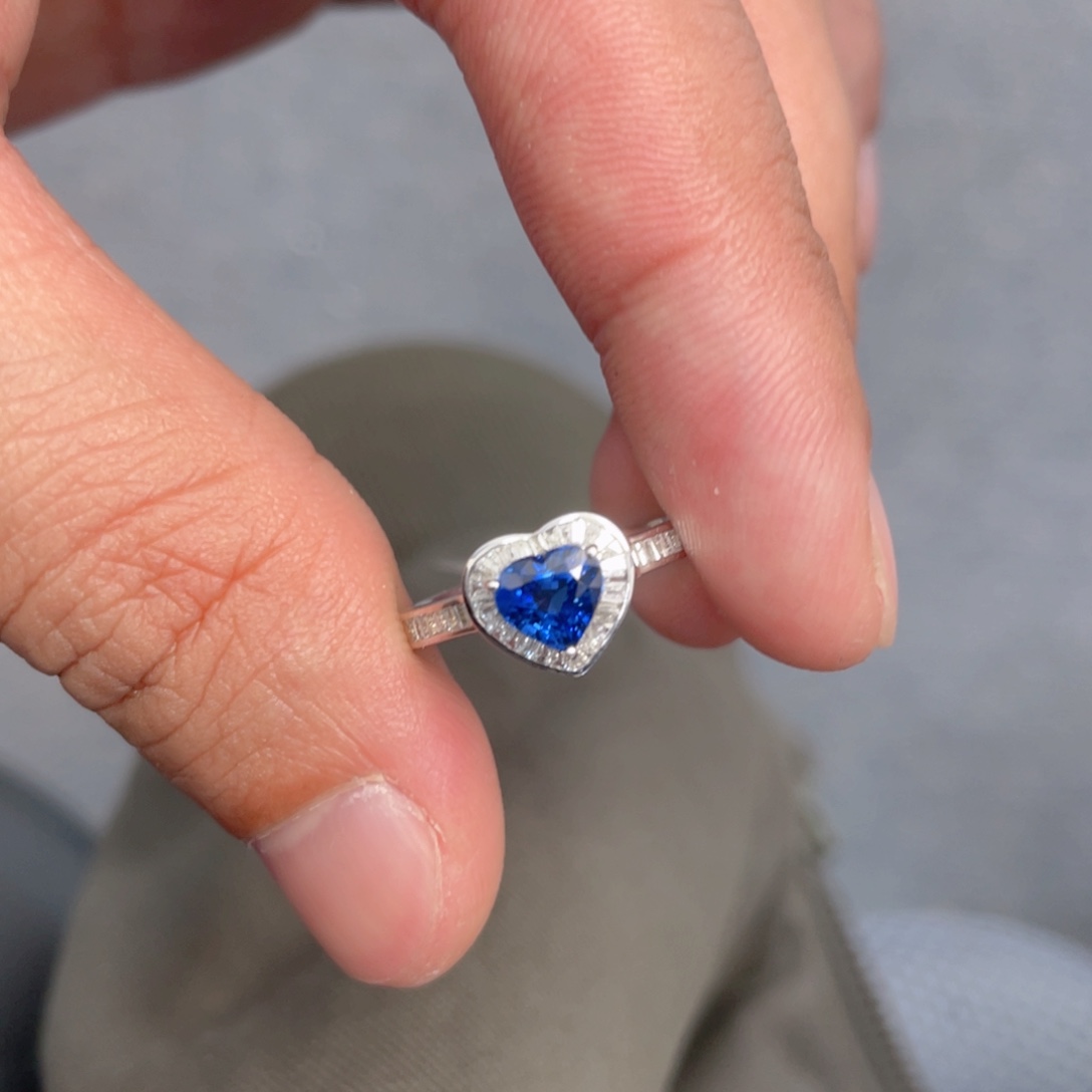 蓝宝石戒指18K金镶嵌1.05ct 无烧皇家蓝