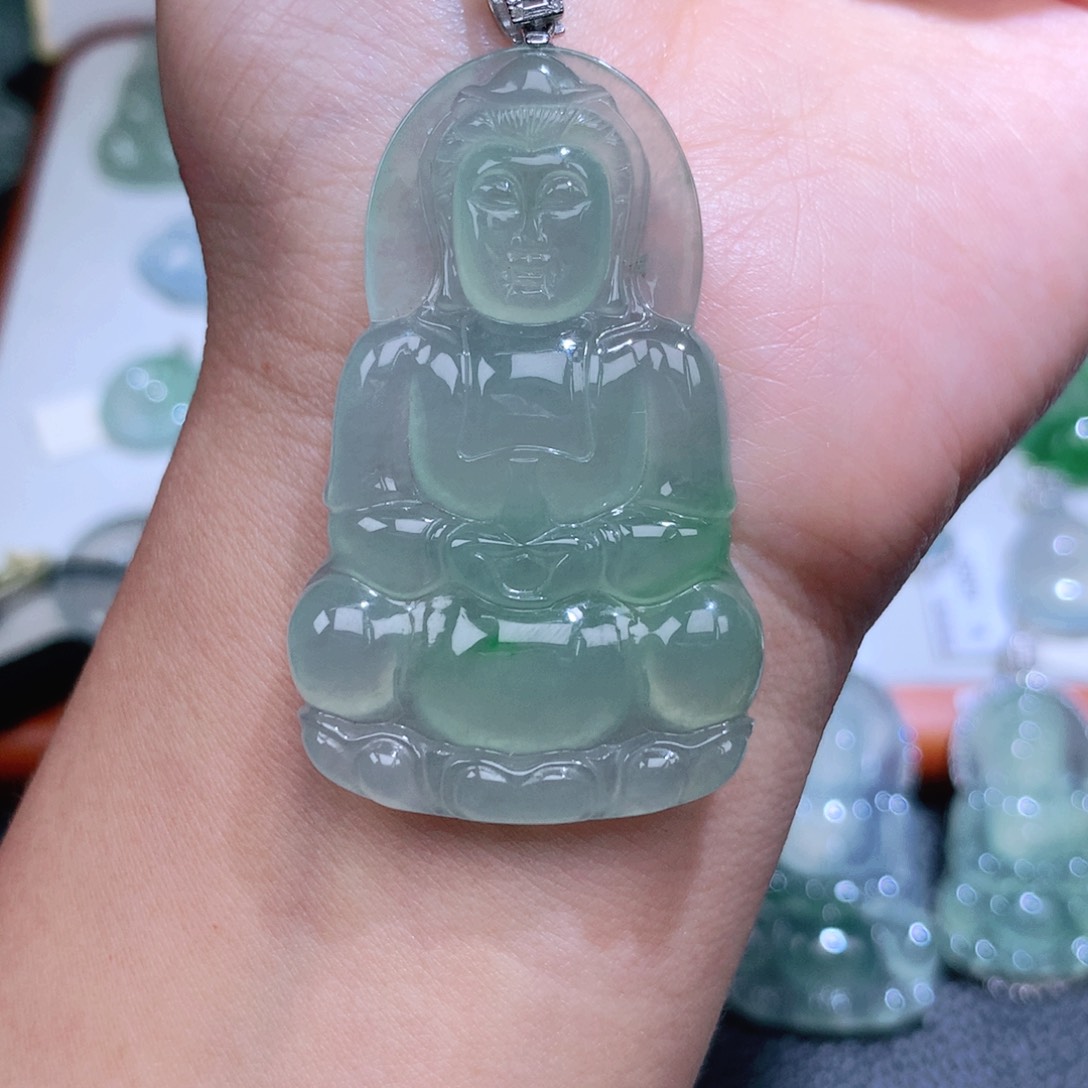 翡翠18K金镶嵌颈饰观音