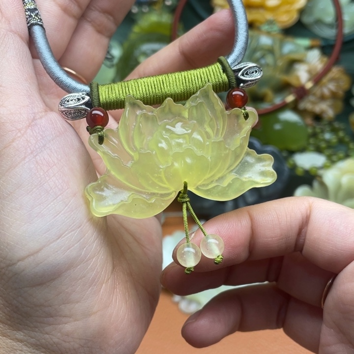 蛇纹石玉吊坠合金