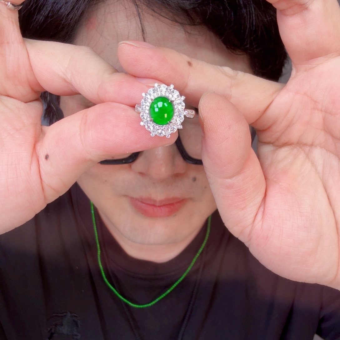 翡翠未镶嵌颈饰一件