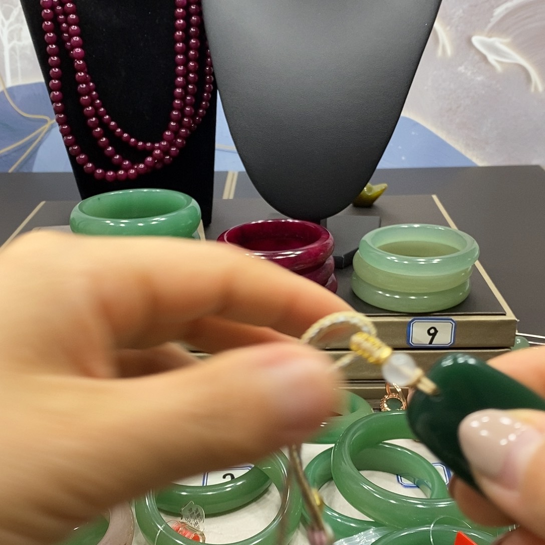 石英岩玉未镶嵌颈饰