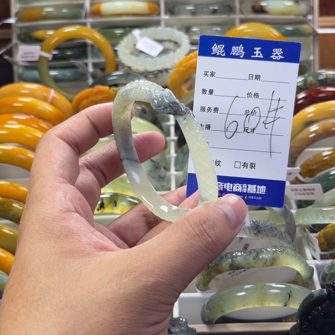 蛇纹石玉手镯未镶嵌
