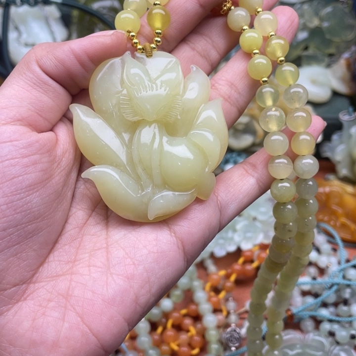 蛇纹石玉吊坠合金