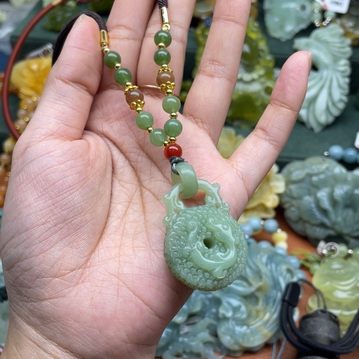 蛇纹石玉吊坠合金