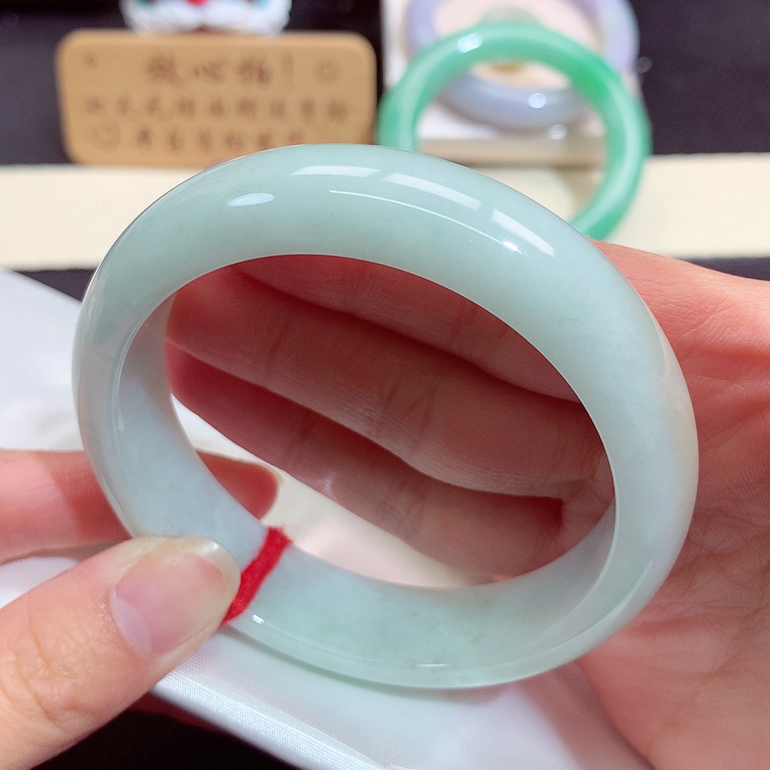 彤***活翡翠未镶嵌手镯425