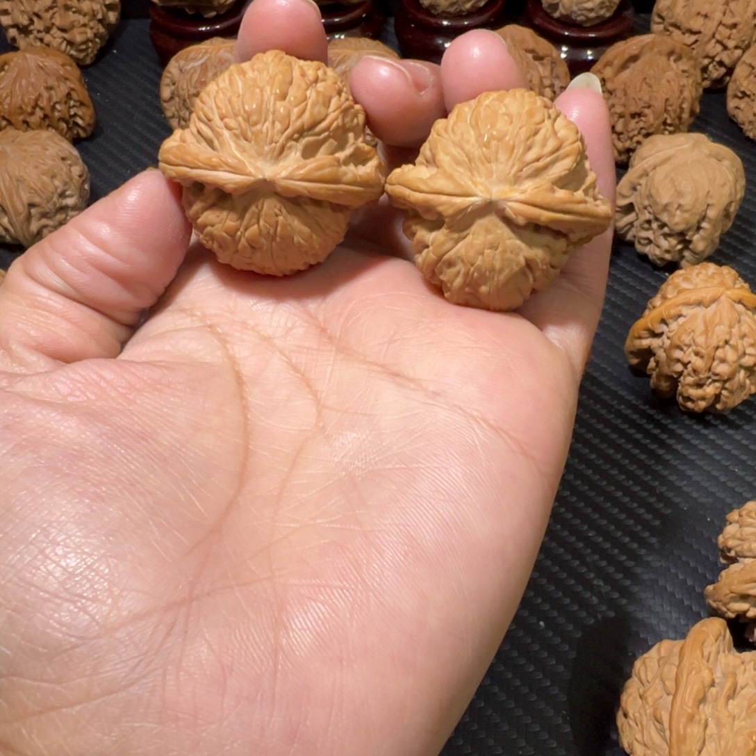 肖***肖文玩核桃吊坠卡姿兰白狮子