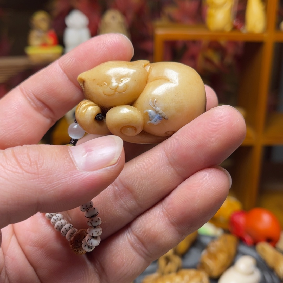 刚***血鹿骨把件小猫手把件